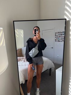 Shorts To School Outfit, College Gym Outfit, Comfy Outfits Athletic, College Athletic Outfits, Gray Scuba Hoodie Outfit, Sporty Cool Outfits, Athletic Everyday Outfits, Spring Outfits Athleisure, Fall Athlesuire