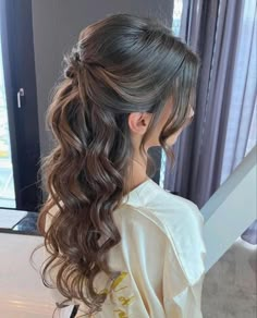 Bridal Hairstyles Brown Hair, Hairdo For Bridesmaid, Prom Wavy Hair, Casual Hairstyles For Medium Hair, Wedding Hairstyles With Bangs, Quince Hair, Curled Hairstyles For Medium Hair, Grad Hair, Senior Hoco