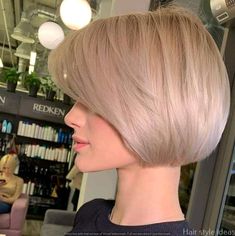 25 Stylish Long to Short Bob Transformations for a Modern Look Chin Length Hairstyles, Bob Pendek, Matrix Hairstyle, Shaggy Bob Hairstyles, Messy Haircut, Straight Blonde Hair, Chin Length Bob, Cool Short Hairstyles