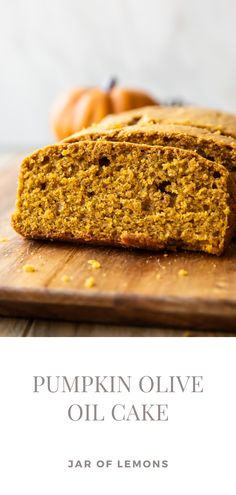 Pumpkin cake cut in two slices next to the loaf. Easy Pumpkin Cake, Lemons Recipes, Pumpkin Cake Recipe, Pumpkin Cake Easy, Fall Dessert Recipes Easy, Pumpkin Recipes Healthy, Pumpkin Cake Recipes, Healthy Protein Snacks, Fall Desserts Easy