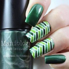 17 Stunning Green Chrome Nail Design Ideas - thepinkgoose.com Green Nails With Lines, Green Abstract Nails, Nail Signs, If Looks Could Kill, Deep Emerald Green, Chrome Nails Designs, Green Polish, Short Press On Nails, Nail Art Disney