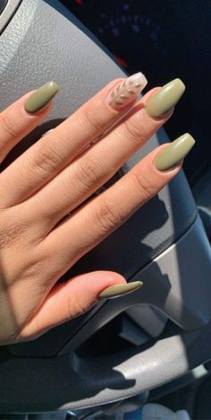 Simple Green Manicure, Simple Pastel Nails Acrylic, Aesthetic Gel Nails Short Green, Fall Floral Acrylic Nails, Simple Nail Art On Natural Nails, Summer Green Nails Acrylic, 2023 White Nail Trends, Green Flower Nails Short, Sage Leaf Nails