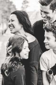 family of 4 pose with teens Older Family Photography, Tips For Family Photos, Firefly Photography, Home Family Session, Lifestyle Family Photos, Autumn Family Photography, Family Portrait Poses, Family Picture Poses, Family Photo Pose