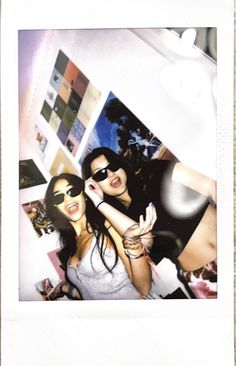 polaroid pictures, polaroid camera, photography poses, photoshoot ideas, friends aesthetic, aesthetic pictures Photoshoot Ideas Friends, Polaroid Camera Ideas, Polaroid Camera Pictures, Instax Mini Ideas, Poses Photoshoot Ideas, Poses Photoshoot, Beautiful Photoshoot Ideas