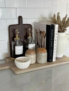 Kitchen inspo 🫧🪩🖤🤍 Kitchen Countertop Decor, Countertop Decor, Coffee Bar Home, Kitchen Counter Decor, Counter Decor, Apartment Decor Inspiration, Apartment Kitchen, Joanna Gaines, Design Case