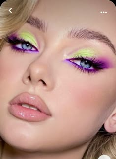 Green Eye Makeup, Neon Eyeshadow, Cute Eyeshadow, 80s Makeup, Neon Makeup, Eyeshadow Ideas, Pinterest Makeup, Green Eye