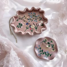 The hand-painted ring holder with a floral pattern is a handmade ceramic dish, perfect for storing jewelry and as a decorative element. This charming gift is ideal for lovers of country-style decor. 𝐃𝐄𝐓𝐀𝐈𝐋𝐒  🌼Hand-painted jewelry dish with a wildflower pattern. 🌼Perfect for storing your jewelry pieces. 🌼Available in different sizes:  -8 cm diameter -12 cm long - 10 cm wide -14 cm long - 12 cm wide 🌼Personalize it with a name, date, or short message. 🌼The gift set includes a jewelry dish and the matching candle holder. 𝐂𝐀𝐑𝐄 𝐈𝐍𝐒𝐓𝐑𝐔𝐂𝐓𝐈𝐎𝐍𝐒 🎀Please note that the jewelry dish cannot be used as tableware, as it is made of air-dry clay and has not been fired. 🎀It has been treated with gloss varnish for long-lasting durability. 🎀The dish can be cleaned with a damp clo Homemade Jewelry Holder Clay, Jewelry Clay Holder, Air Dry Clay Jewelry Holder, Homemade Jewelry Holder, Ring Holder Clay, Hand Painted Jewelry Dish, Clay Jewelry Holder, Rings Tray, Diy Ring Holder