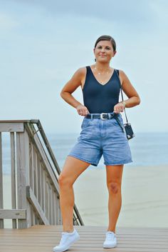 Curvy Jean Shorts, Loose Denim Shorts Outfit, Denim Shorts Outfit Midsize, Mid Size Denim Shorts Outfit, High Waist Denim Shorts Outfit, Mom Jean Shorts Outfit Summer, Midi Shorts Outfit, High Rise Shorts Outfit, Mid Thigh Shorts Outfit