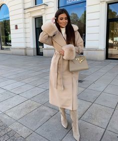 Mantel Jolie mit Felldetails Beige  Ladypolitan ♡ Outfits With Beige Coat, Fur Outfit, Classy Winter Outfits, Beige Coat, Fashion Tops Blouse, Fits Clothes, Winter Fits