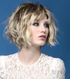 Tendance coiffure : quest-ce que le Hacked Bob, le carr�... - Grazia.fr Pelo Bob Ondulado, Wavy Weave Hairstyles, Shaved Side Hairstyles, Strawberry Blonde Hair Color, Coconut Hair, Dyed Blonde Hair, Messy Short Hair, Strawberry Blonde Hair