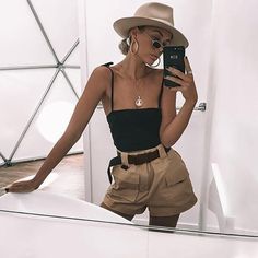 Material: Baumwolle Grösse: S, M, L Farbe: beige Produktdetails: Lockere Shorts im Safari Style. Safari Outfit Women, Older Women Fashion, Black Women Fashion, Ladies Dress Design, Autumn Fashion Women, Summer Clothes, Minimalist Outfit