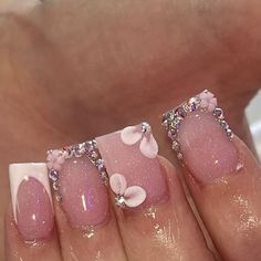 Nail Inspired For Birthday, Short 15 Nails, Small Nails Square, Birthday Sets Nails Short, Nails Idea Birthday, Natural Realistic Acrylic Nails, Pink And White Nails With Flowers, Nail Into Short, Pink Christmas Nails Short Square