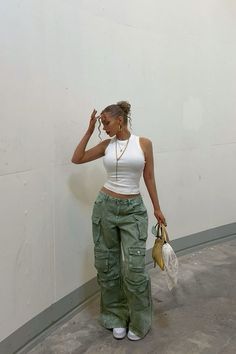 Baggy Low Rise Cargo Pants, Trendy Outfits Streetwear, Feminine Urban Style, Green Jeans Cargo, Green Street Wear Outfit, Fashion Nova Streetwear Outfits, Cargo Business Casual, Casual Outfits With Cargo Pants, Light Wash Cargo Jeans Outfit