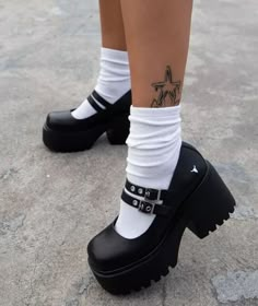 Loafers Outfit, Kicks Shoes, Cute Shoes Heels, Shoes Heels Classy, Trendy Outfits For Teens, Heels Classy, Chunky Shoes, Girly Shoes, Aesthetic Shoes