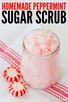 Homemade Peppermint Sugar Scrub with Essential Oils - this bath and body scrub is all natural and takes just 5 minutes to make! Plus it’s a wonderful homemade gift idea! Sugar Scrub Diy Peppermint, Homemade Body Scrubs, Joululahjat Diy, Peppermint Sugar Scrub, Homemade Gift Idea, Diy Sugar Scrub Recipe, Peppermint Sugar Scrubs, Coffee Scrub Diy, Body Scrub Recipe