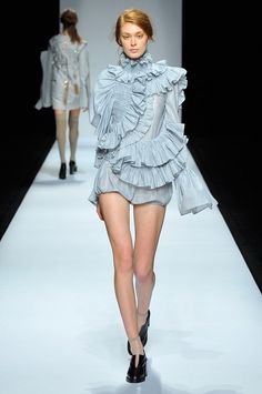 View the full Anne Sofie Madsen Spring 2017 collection from Tokyo Fashion Week. Anne Sofie Madsen, Tokyo Spring, Tokyo Fashion Week, Look Expensive, Jeans Look, Style Hijab, Tokyo Fashion, Fashion Project, Runway Trends