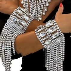 Wedding Jewelry, Perfect For Brides/Bridesmaid -Elegant And Glamorous -The Rhinestone Detail Adds A Touch Of Luxury To Any Outfit -The Long Fringed Hand Bracelet Can Be Worn As A Wristband Or Over The Hand For A Unique Look Needle Earrings, Men Fashion Show, Tassel Bracelet, Hand Bracelet, Styl Boho, Hand Chain, Watches Women Fashion, Hand Jewelry, Crystal Charm