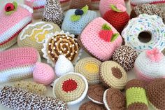 there are many crocheted items that look like donuts, cakes and cupcakes