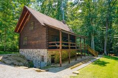 a log cabin sits in the middle of a wooded area