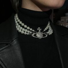 Nana Vivienne Westwood Necklace, Jewellery Vivienne Westwood, Vivienne Westwood Logo Aesthetic, Viviane Westwood Jewelry, Vivienne Westwood Jewlrey, Vivienne Westwood Outfit Aesthetic, Vivienne Westwood Necklace Outfit, Vivienne Westwood Outfits