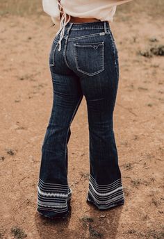 Dakota Dark Stone Super Flare Cruel Girl Jeans – Wiseman’s Western Women Bell Bottom Jeans Outfit, Country Woman Outfits, Country Girl Clothes, Western Outfits Women Fall, Western Fashion Outfits, Flair Jeans Outfit, Cowboy Vibes, Cruel Girl Jeans, Country Fits