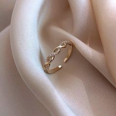 Simple Ring Design, Hand Jewelry Rings, Couple Ring Design, Pretty Jewelry Necklaces, Gold Rings Fashion, Gold Ring Designs, Stylish Rings, Fancy Jewellery, Rings For Girls