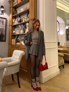 Stile Blair Waldorf, Tennis Skirt Outfit, Stylish Fall Outfits, Estilo Preppy, Paris Outfits, Grey Outfit, Trendy Fall Outfits, Tights Outfit, Mode Inspo