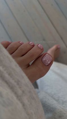 Pink Glitter Toe Nails, Pedicure Design, Toe Polish, Gel Toe Nails, Toe Nail Color, Cute Toe Nails, Summer Toe Nails, Toe Nail Designs, Pink Nail