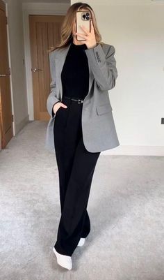 look monocromático| look all black| look com blazer cinza| look preto| look com calça alfaiataria preta| look social| look clássico| look elegante Aesthetic Lawyer, Lawyer Fashion, Blazer Outfits For Women, Gray Blazer, Chic Aesthetic, Blazer Outfit