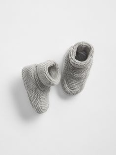 Soft garter stitch knit.  Rounded toe.  Folded cuff.  For more fit and sizing info, check out our Size Chart. Premie Baby, Garter Stitch Knitting, Crochet Baby Shoes Pattern, Baby Shoes Pattern, Knit Baby Booties, Baby Beanie Hats, Easy Crochet Baby, Gap Shoes, Knitted Booties