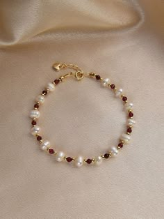 Pearl Bracelet Ideas Simple, Simple Cute Bracelets, How To Make A Pearl Bracelet, Vintage Handmade Jewelry, Pearl And Gold Bead Bracelet, Pearl Bracelets Diy, Simple Pearl Bracelet, Pearl Bracelet Ideas Diy, Diy Pearl Bracelet Ideas