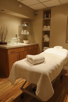 13+ Facial Room Ideas: Design Solutions to Maximize Space in a Compact Treatment Area - DreamyHomeStyle Tiny Massage Room Ideas, Natural Massage Room Design, Small Spa Ideas, Spa Room Decor Ideas, Massage Studio Decor, Massage Therapy Rooms Ideas