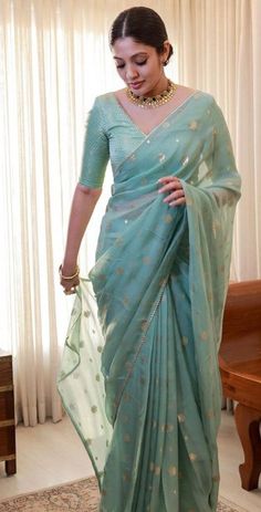 Convocation Outfit, 50 Blouse Designs, Cotton Saree Blouse Designs, Trendy Outfits Indian, Lehenga Designs Simple, Silk Saree Blouse Designs