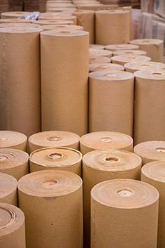 rolls of toilet paper are stacked on top of each other in an assembly line at a factory