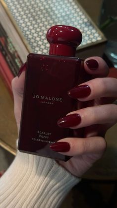 cr to owner Almond Nails Dark Red, Cherry Nails Almond, Almond Nails Dark, Nail Inspo Christmas, Nails Dark Red, Cranberry Nails, Red Almond Nails, Nails Cherry, Red Almond