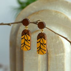 These earth-themed stud earrings made from mahogany wood, with yellow details, offer unique elegance with their chic and modern design. Carefully handcrafted, each pair has a distinctive touch with its rustic details and captivating wooden patterns. Ideal for both daily use and special occasions, these elegant earrings are a perfect choice for those looking for a meaningful and special gift for their loved ones. 🕊️

These unique earrings have a sturdy structure and a light, elegant appearance. For those seeking a simple and eye-catching style, these dangling earrings combine the warmth of natural wood with the bohemian spirit. 🌼 Unique Handmade Earrings, Handmade Wooden Boxes, Wooden Pattern, Earrings Unique, Wooden Earrings, Dangling Earrings, Mahogany Wood, Christmas Jewelry, Note Card