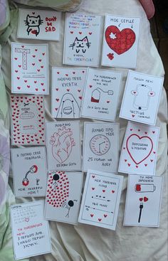 many cards have been placed on the bed with hearts and other things to draw in them