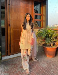 #indianfashion Indian Outfit Casual, Salwar Outfits, Pakistani Branded Dresses, Casual Indian Outfits, Kurti Ideas, Indian Fits, Trendy Outfits Indian, Simple Saree Designs, Kurta Style