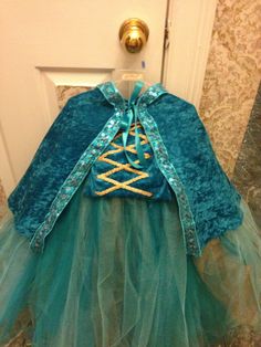 DIY Brave Merida costume with cape. Witch From Brave, Princess Dress Diy, Brave Costume, Brave Merida, Merida Brave, Costume Patterns, Disney Costumes, Disney Stuff