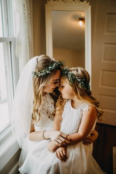 Bride Flower Headband, Bride And Flower Girl Portrait, Bride And Daughter Pictures, Bride With Flower Girl, Emotional Groom, Wedding Photography Groom, Groom Reaction, Young Wedding