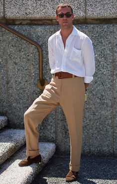 Beige Style Fashion, Mens Beige Outfit, Mens Fashion Workwear, Classic Style Men Vintage, Mens White Outfit, Beige Shirt Outfit Men, Beige Trousers Outfit Men, Italian Style Men, Pitti Uomo Summer