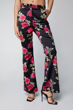 Buy yourself flowers. Feel fierce when you slip into our flare pants, made in high quality, ultra soft velvet fabric, with a fierce flared silhouette, and a vibrant flower print. Pairs perfectly with the matching vest and blazer for looks that will take you from date nights to holiday parties. Premium Printed Velvet Flare Pants High Quality Velvet Fabric Ultra Flattering Flared Silhouette Comfortable Mid Rise Waistline Feminine Floral Print Button Front Fastening Pocket Features Matching Pieces Sold Separately Model wears a size S (US size 6/UK size 10). Buy Yourself Flowers, Velvet Flare Pants, Going Out Trousers, Printed Velvet, Velvet Flares, Oasis Fashion, Flare Trousers, Vibrant Flower, Fashion Face