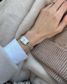 Daniel Wellington Watch Women, Elegant Watches Women, Pretty Watches, Woman In Gold, Classy Watch, Daniel Wellington Watch, Jewelry Photography Styling, Stylish Hijab, Everyday Casual Outfits