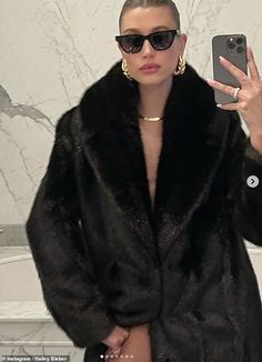 Fur Outfit, Black Fur Coat, Chique Outfits, Hailey Baldwin, Looks Chic, Fur Fashion, Margot Robbie