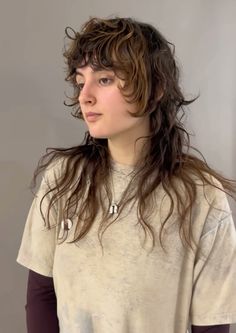 by @/ mulletbabyy on ig Pin Curl Hair, Bangs Wavy Hair, Rock Hairstyles, Rockabilly Hair, Hair Patterns, Dyed Hair Inspiration, Hair Inspiration Short, Alternative Hair