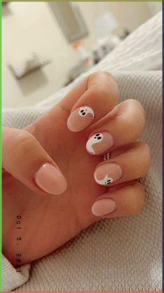 Cute halloween nails #nails #nailart #halloweennails #ghost Pink And White Ghost Nails, Cute Halloween Nails For Kids, Halloween Nails Neutral, Scream Nail Art, Nails Ideas For Kids, Beginner Nail Designs, Halloween Nail Art Easy