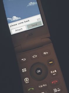 Old Phone Text Aesthetic, Phone Texting Aesthetic, Lg Flip Phone Aesthetic, Cracked Phone Aesthetic, Old Flip Phone Aesthetic, Lg Ice Cream Flip Phone, Phone Text Aesthetic, Flip Phones Aesthetic, Texting Aesthetic Phone