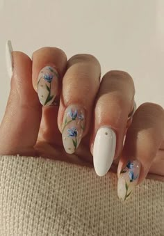 Blush Flower Nails, Minimal Floral Nail Art, Forestry Nails, Wildflower Wedding Nails For Bride, Difficult Nail Art, Bridgerton Nails Inspired, Scarlett Nails, Europe Nails Travel, Summer Gel X Nails