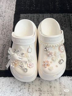 Crocs Aesthetic, Crocs Fashion, Girly Shoes, Aesthetic Shoes, Croc Charms, Swag Shoes