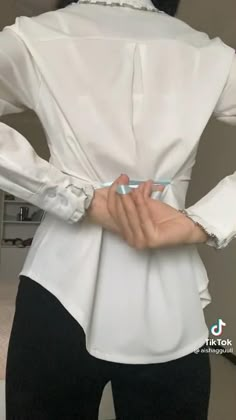 Dress Shirt Outfit Aesthetic, How To Tailor Clothes, Outfit For Straight Body Shape, How To Tighten Your Shirt, How To Tighten Shirt Waist, Outfit With A Tie For Women, Upthrifting Clothes, White Collared Shirt Outfit Aesthetic, How To Cinch A Shirt